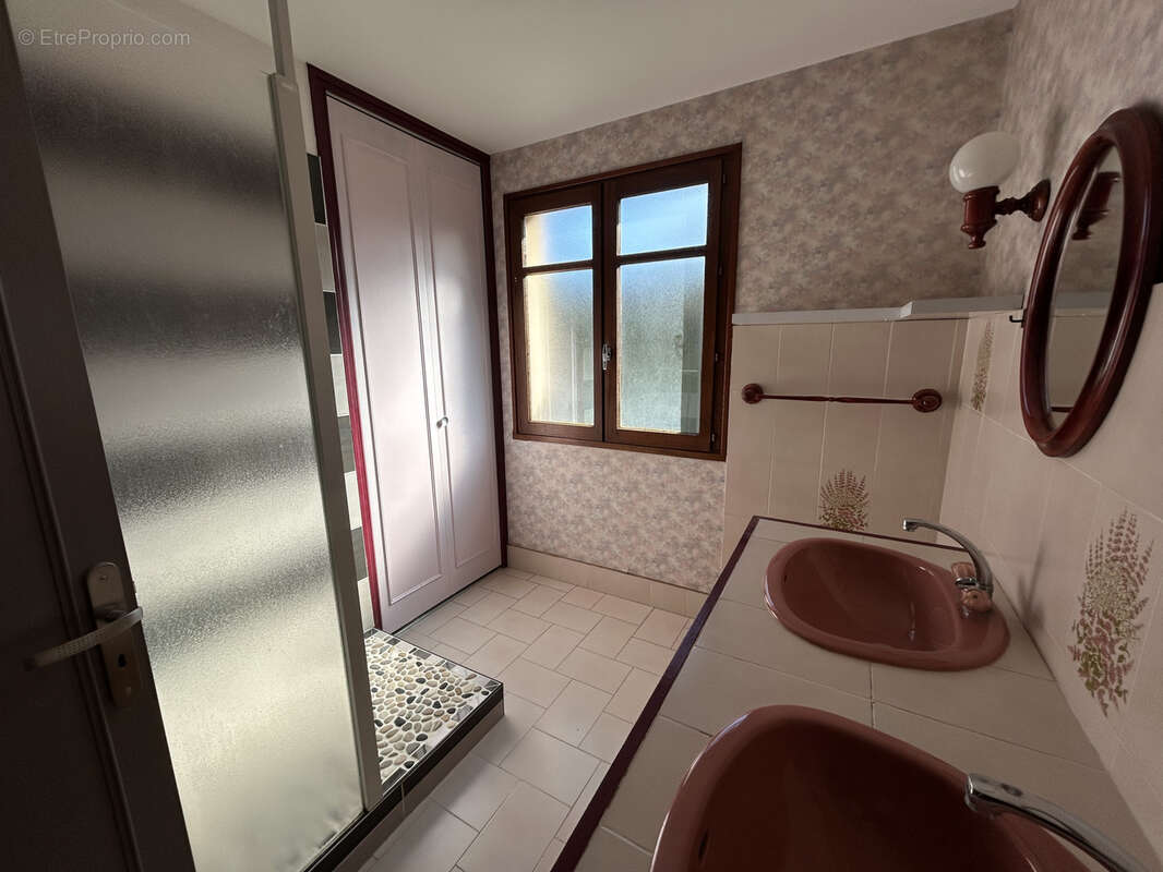 Maison familiale avec 4 chambres et jardin - proches commerces - photo 9