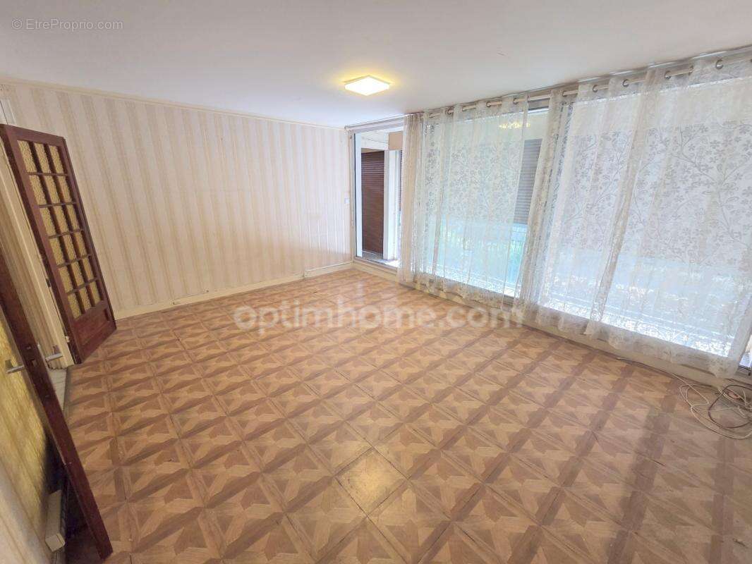 Sarcelles - Place Charcot - Appartement 3 pièces - 72 m2 - Balcons - 1er étage - 142 000 € FAI - photo 8