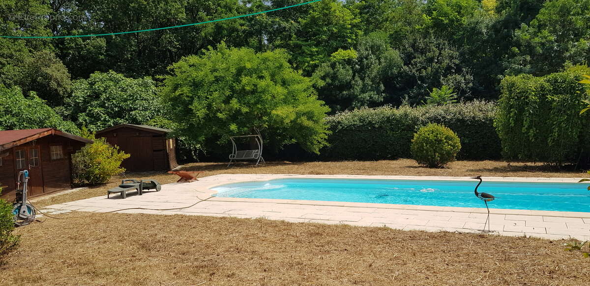 Sur un terrain de 1 506 m², découvrez une villa baignée de calme, entourée de verdure, avec sa piscine nichée dans une atmosphère champêtre. Un cadre privilégié pour profiter pleinement de chaque instant. - Maison à LE MUY