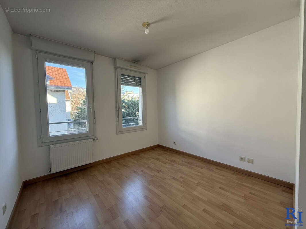 Chambre 1 avec rangements - Appartement à GRENOBLE