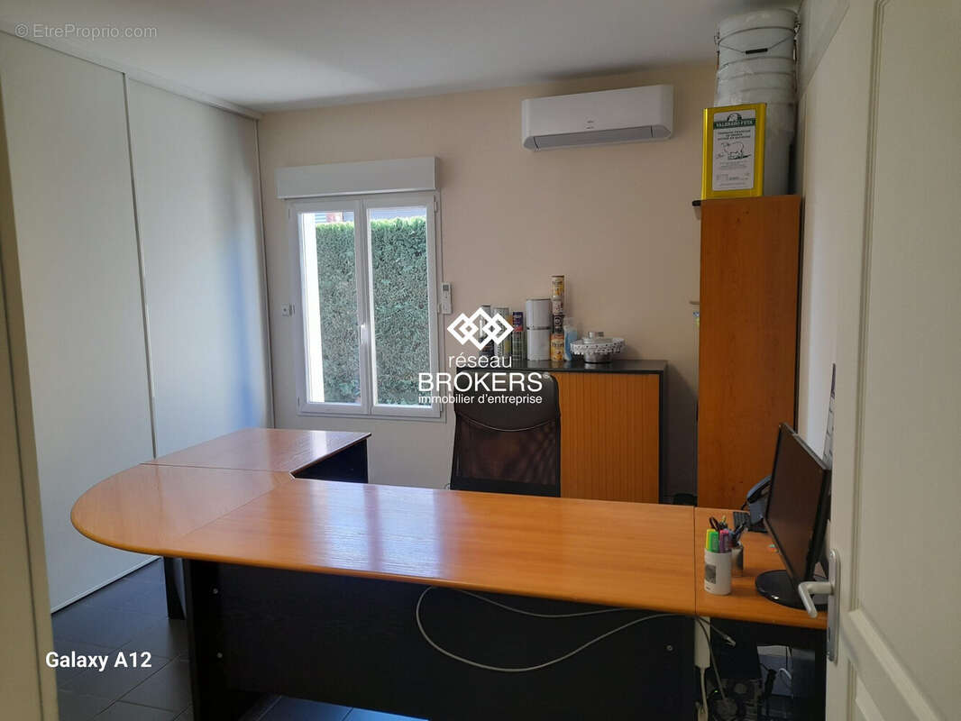 Commerce à SAINT-DENIS-DE-L'HOTEL