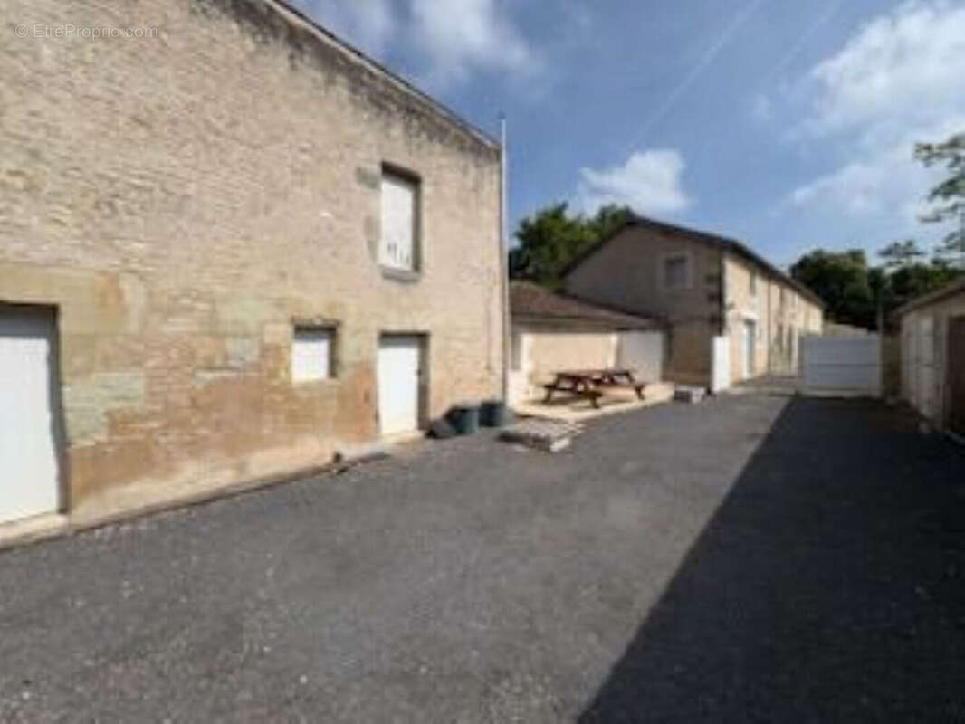 Maison à VENDEUVRE-DU-POITOU