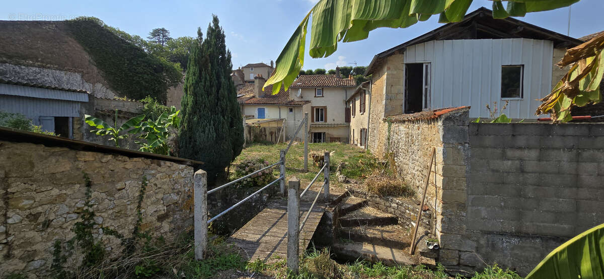 Maison de bourg à rénover avec dépendances, jardin et ruisseau - photo 7