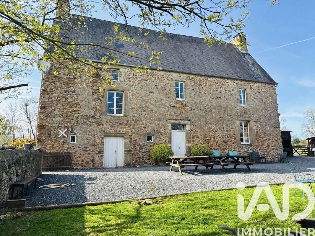 Maison 255 m² à Le Dezert  - photo 2