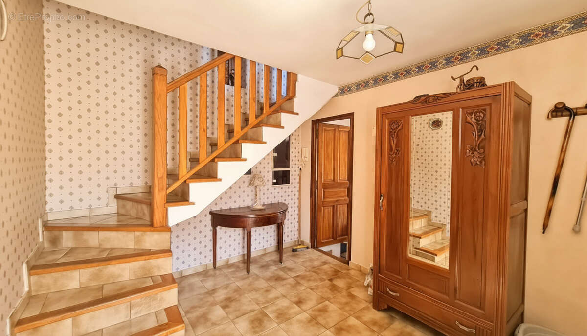 Maison de village en pierre offrant un beau potentiel d'aménagement -  118 m2 environ, de type P5 avec garage - photo 13