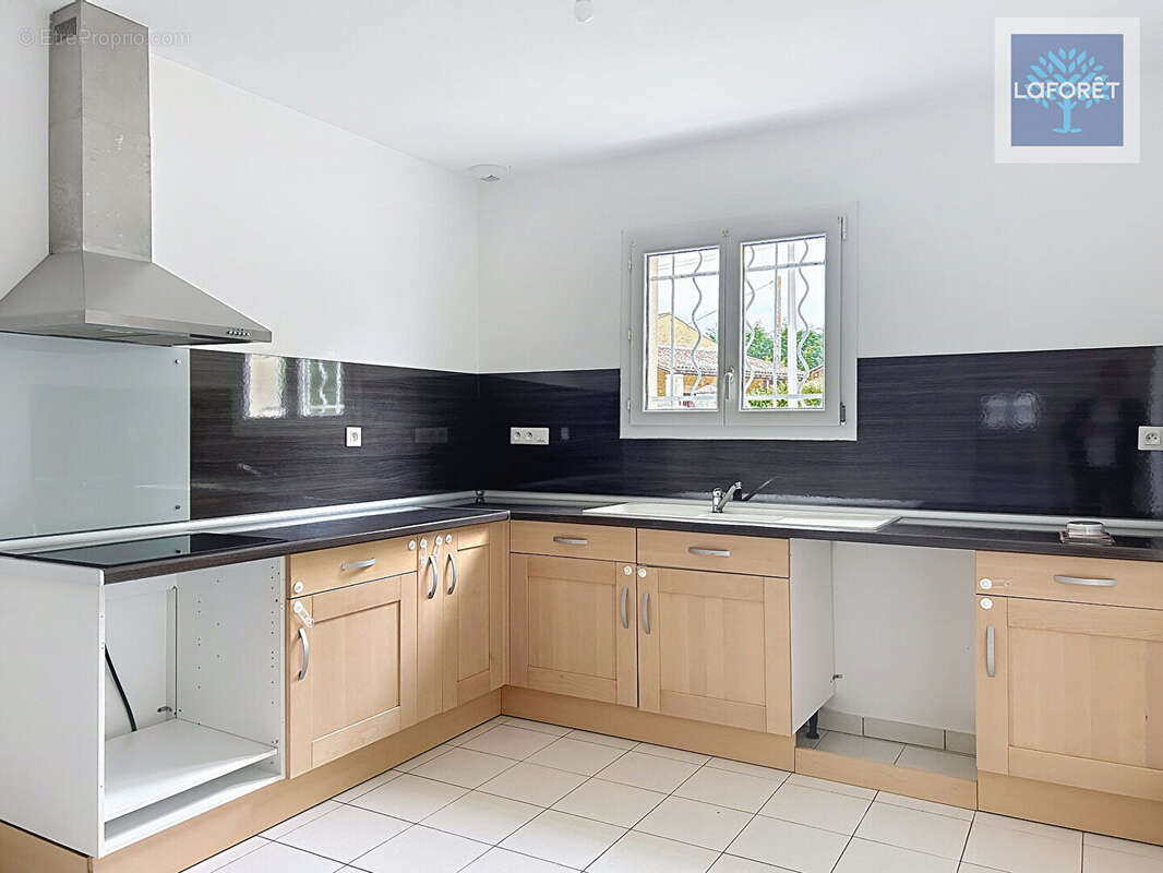 Maison à BUSSAC-FORET