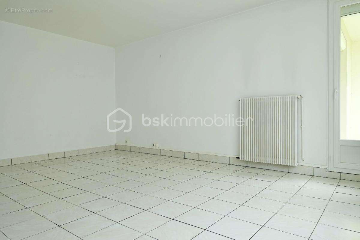 T3 bis parfait état - balcon + cave + stationnements sécurisés - idéal RP ou investissement - photo 2