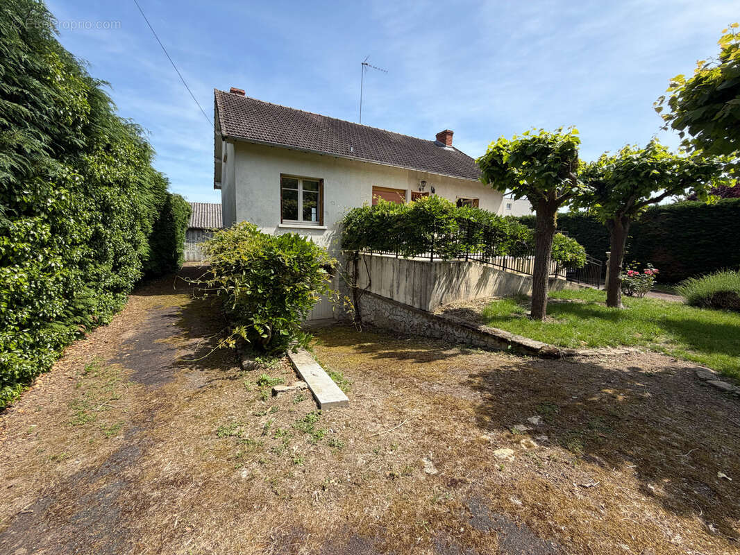 Maison 2 chambres + garage - dependance - terrain - photo 8