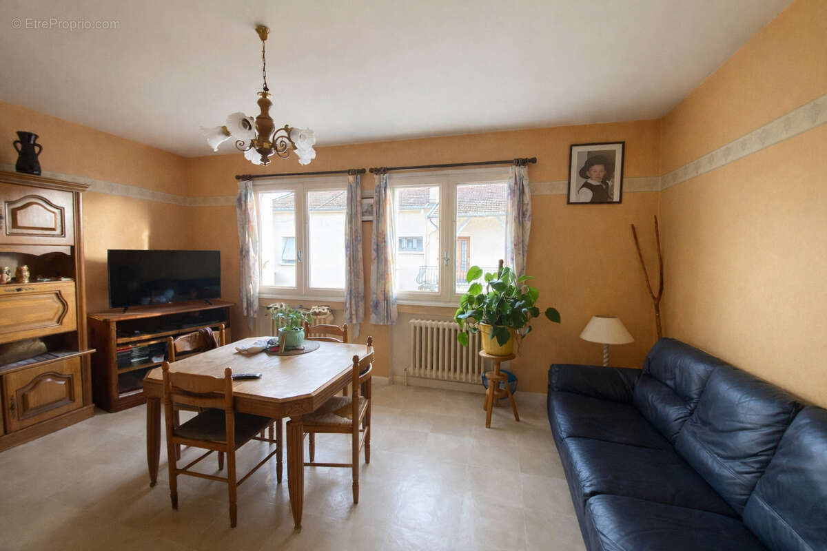 Appartement à SURY-LE-COMTAL