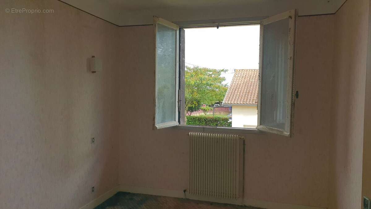 m chambre 2 - Maison à TRIE-SUR-BAISE