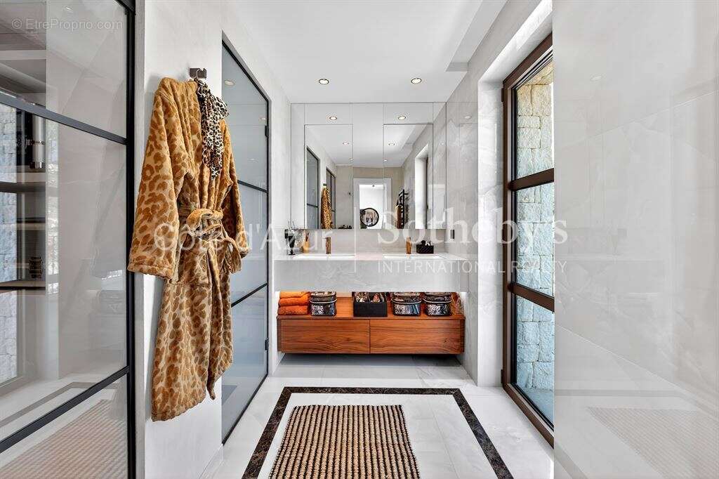 Maison à ROQUEFORT-LES-PINS