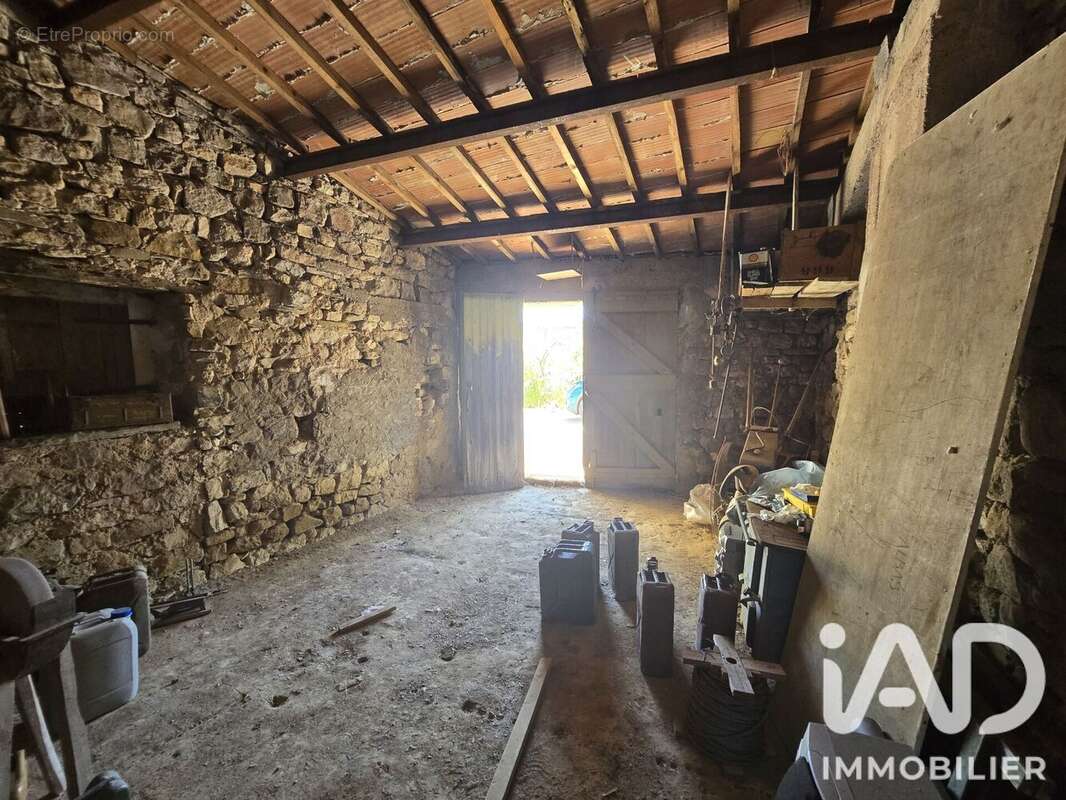 Parking 37 m² à Albas  - photo 4