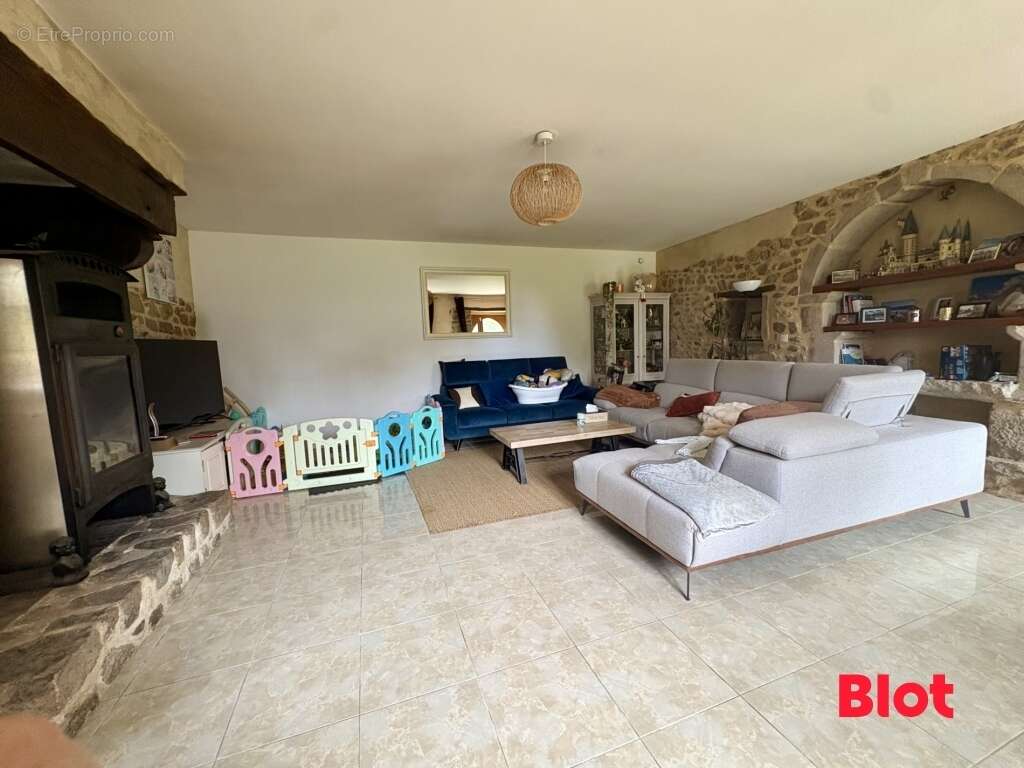 Maison 250 m² à Medreac  - photo 3