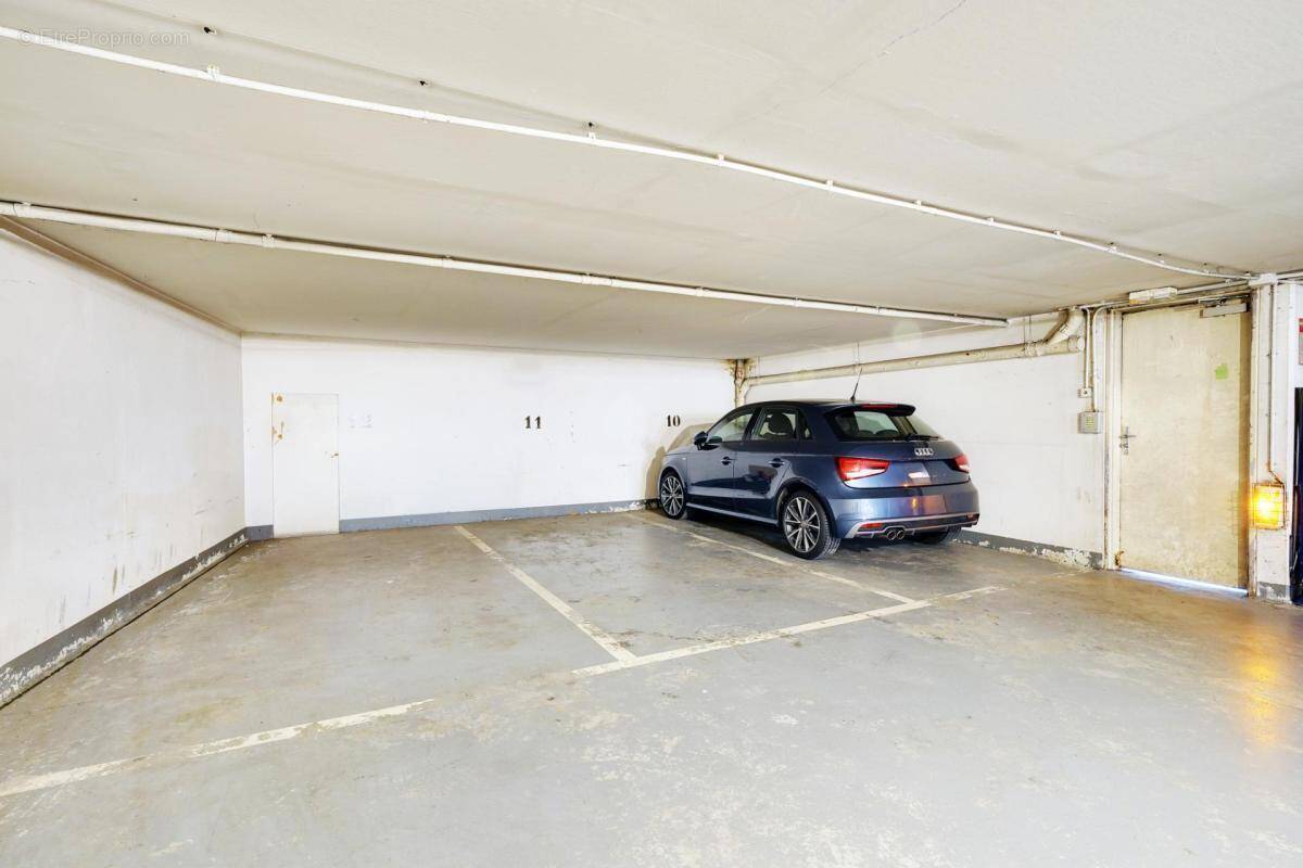 Parking à PARIS-16E