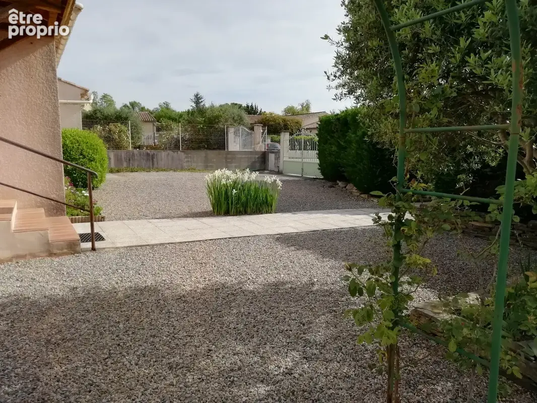 Maison de plain-pied avec jardin arboré, terrasse et dépendance - photo 16
