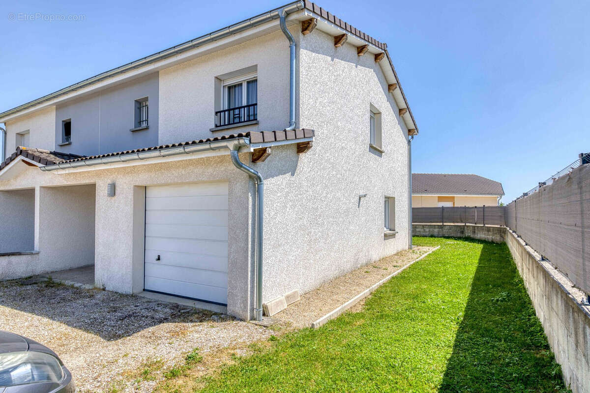 Maison à SAINT-DENIS-LES-BOURG