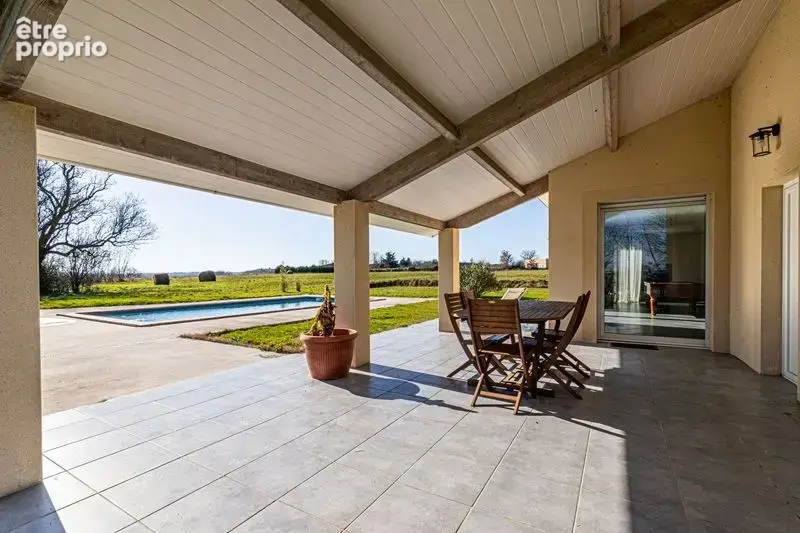 En campagne, avec vue, sur un terrain proche de 3000 m², agréable maison individuelle de plain pied avec garage et piscine - photo 4