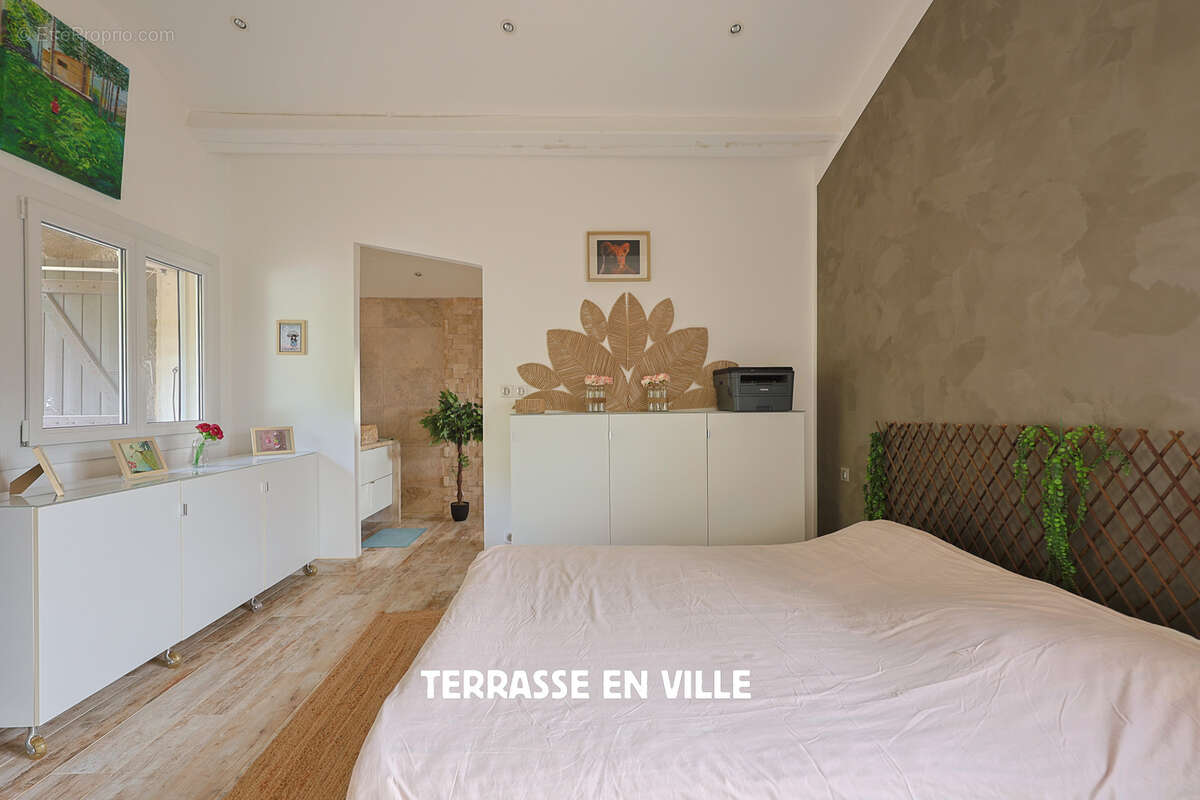 Toulon Ouest - Maison Familiale 230m2 - Parcelle 2000m2 - Piscine - Vue dégagée - 745 000€ - photo 16