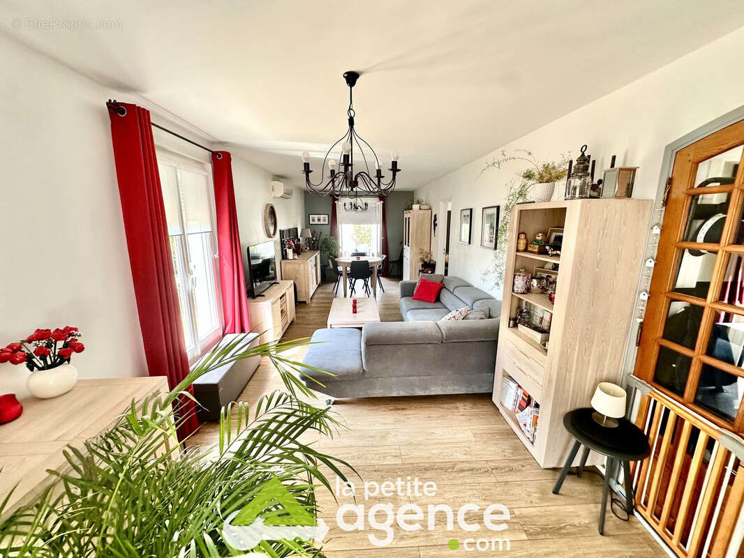 Bourges, dans impasse, au calme, maison rénovée de 102 m2, climatisée avec garage et jardinet. - photo 3