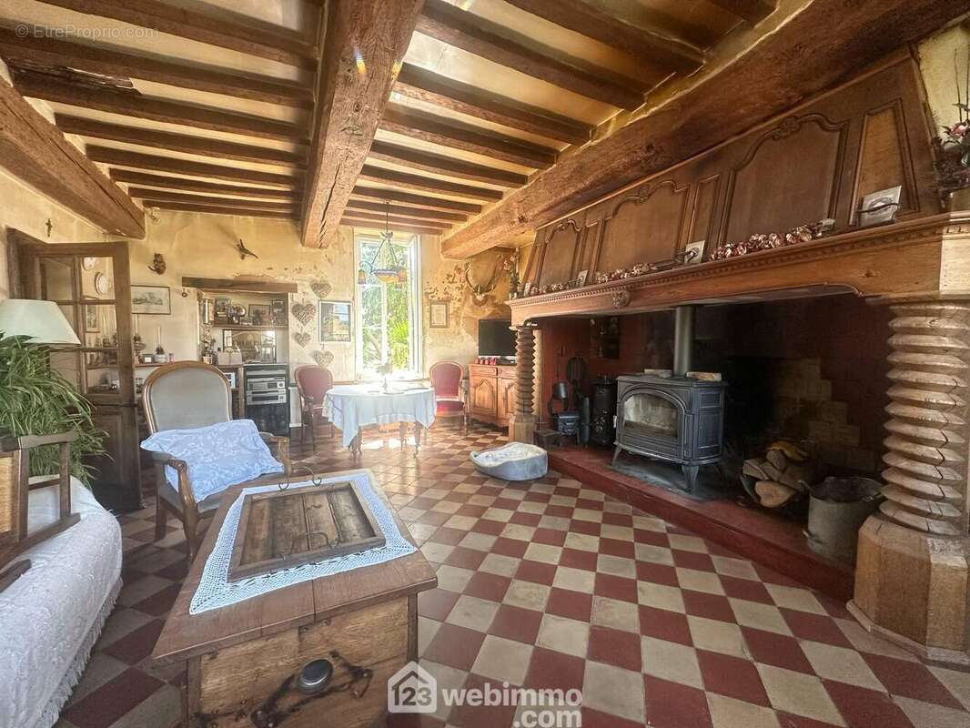 Un salon chaleureux - Maison à MONTIGNY-SOUS-MARLE