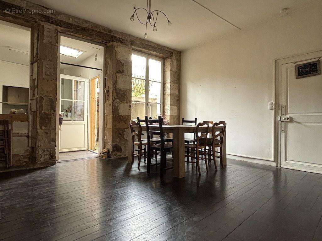 La pièce communique avec.. - Maison à POITIERS