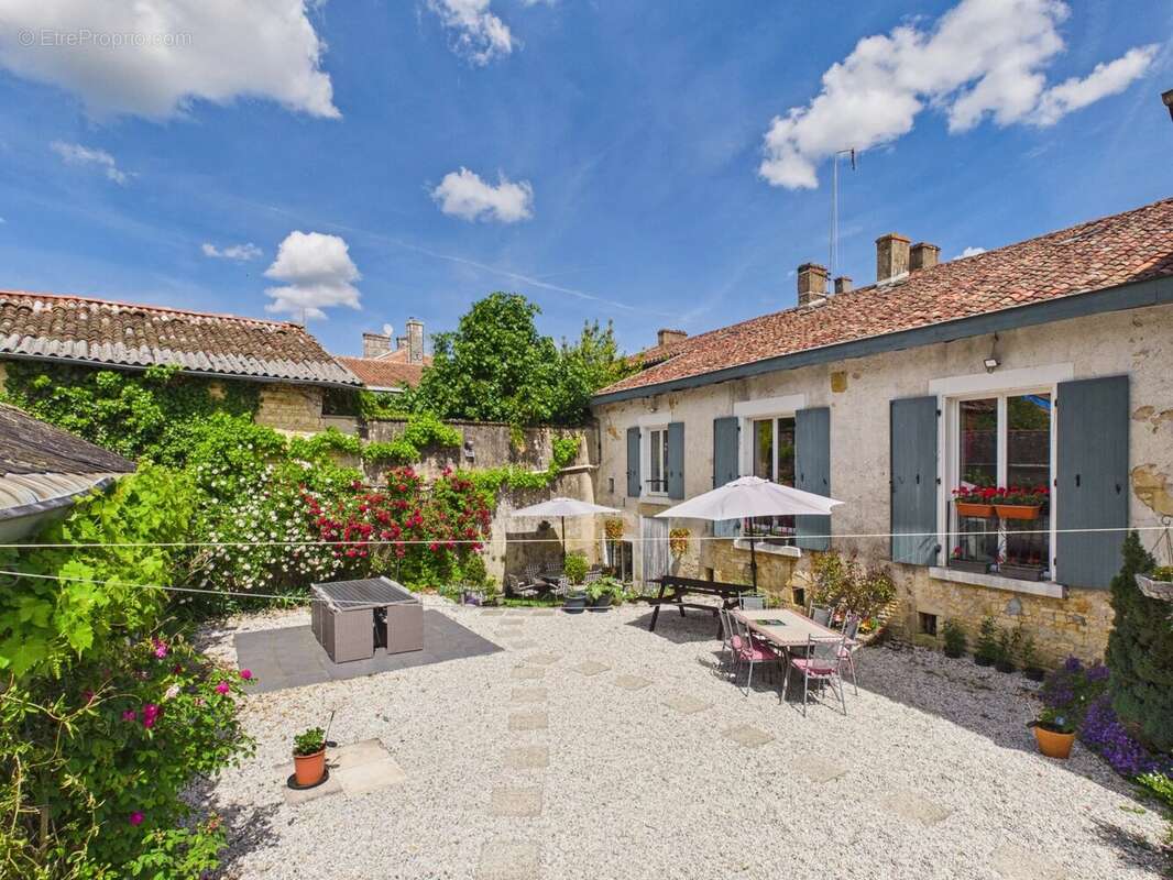Maison à CHAMPAGNE-MOUTON
