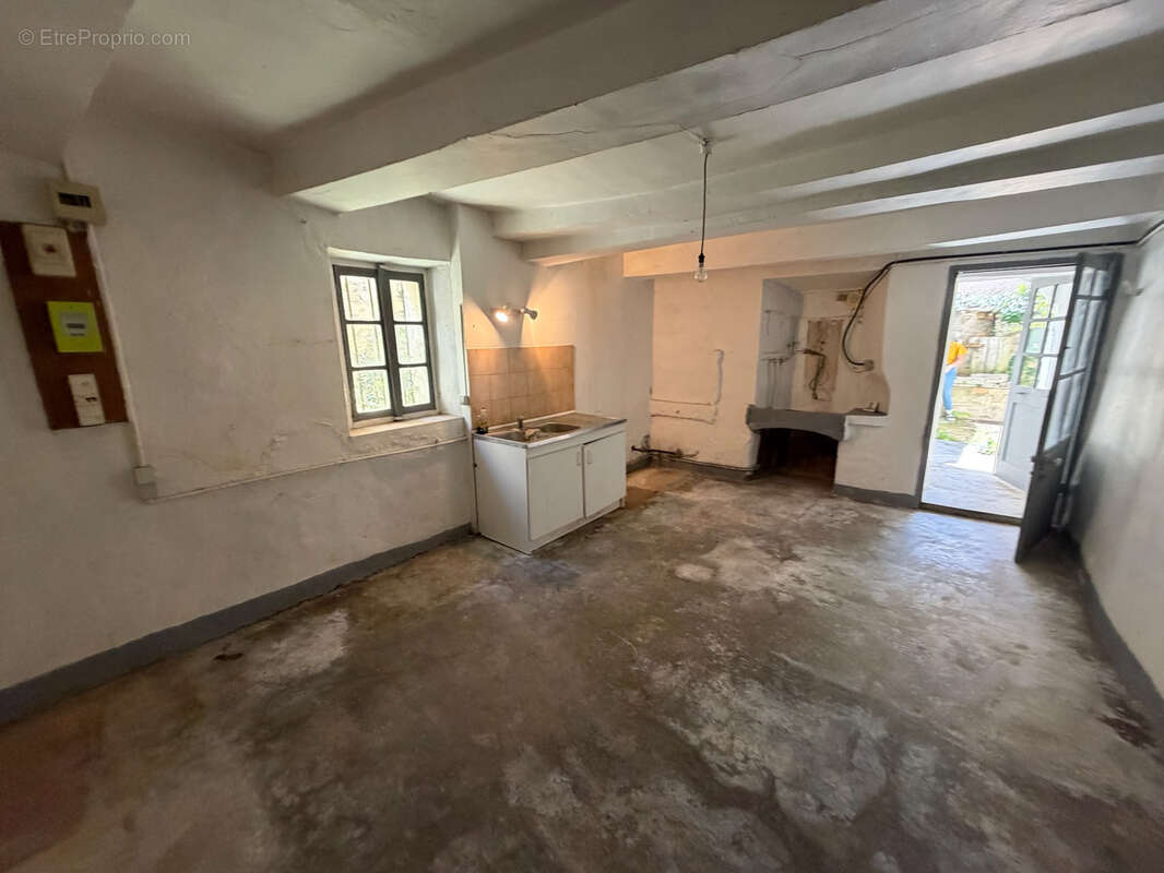 Entrechaux   maison de village à rénover avec cour et garage - photo 2