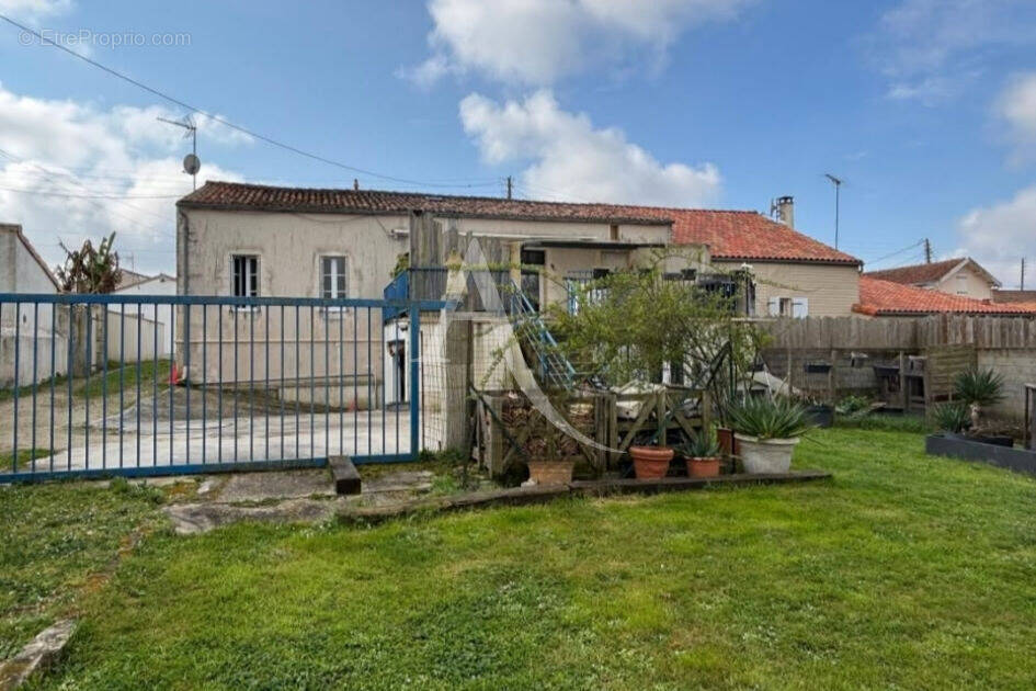 Maison à BOURCEFRANC-LE-CHAPUS