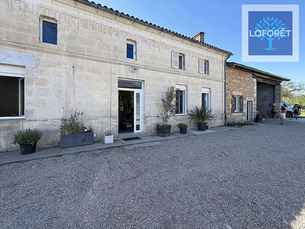 Maison à MONTENDRE