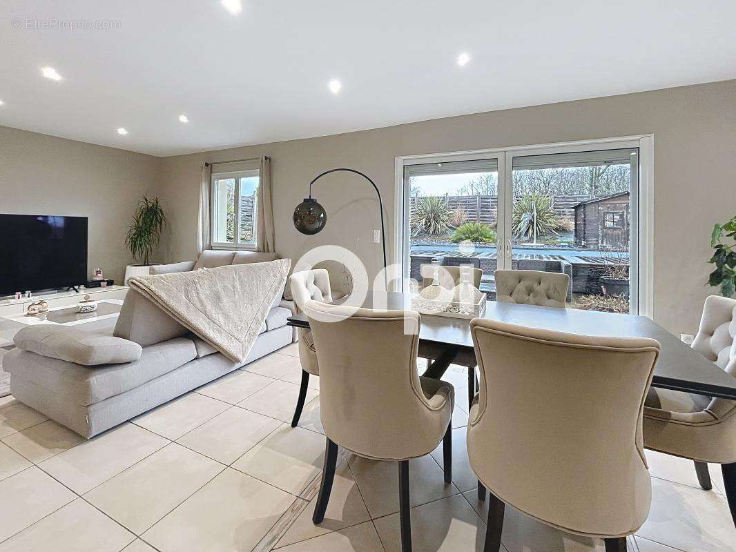 Maison à SAINT-PANTALEON-DE-LARCHE