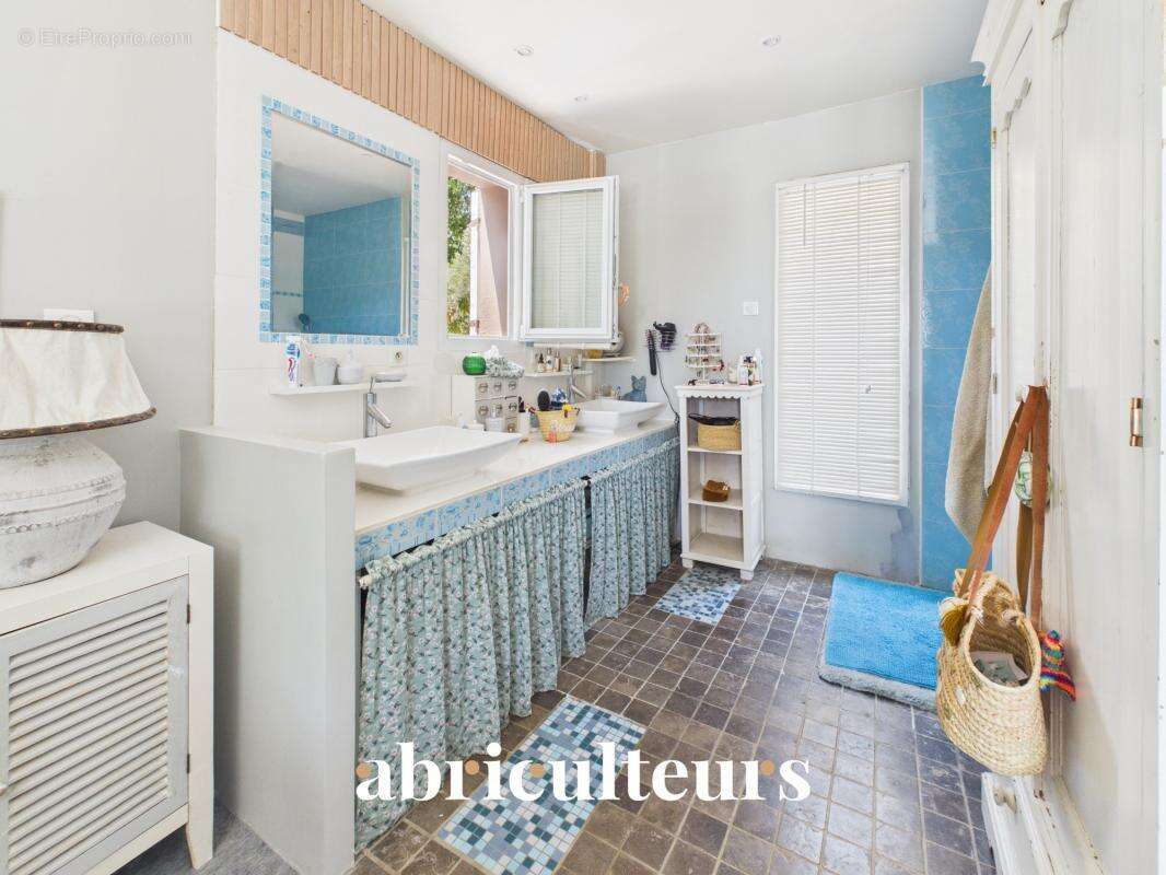 Spacieuse villa avec piscine et terrain d’environ 1 500 m² , dépendance et vue dégagée en vente à Callian (83440) - photo 8
