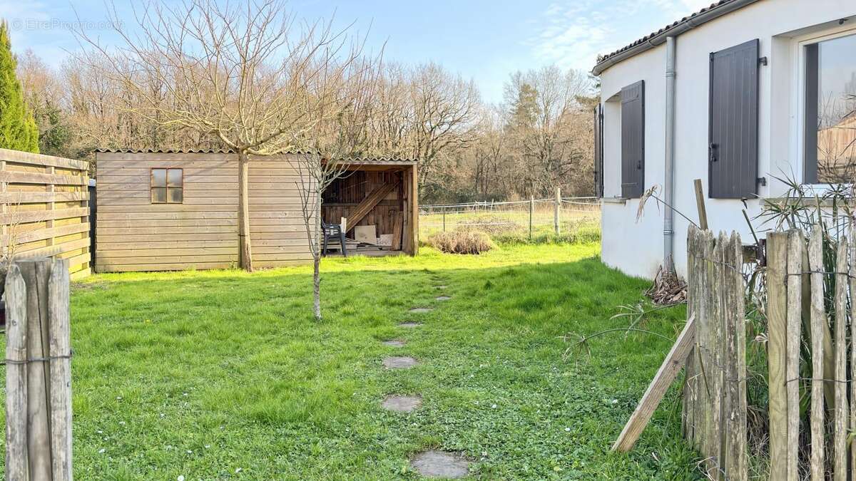 Maison à CHAILLEVETTE