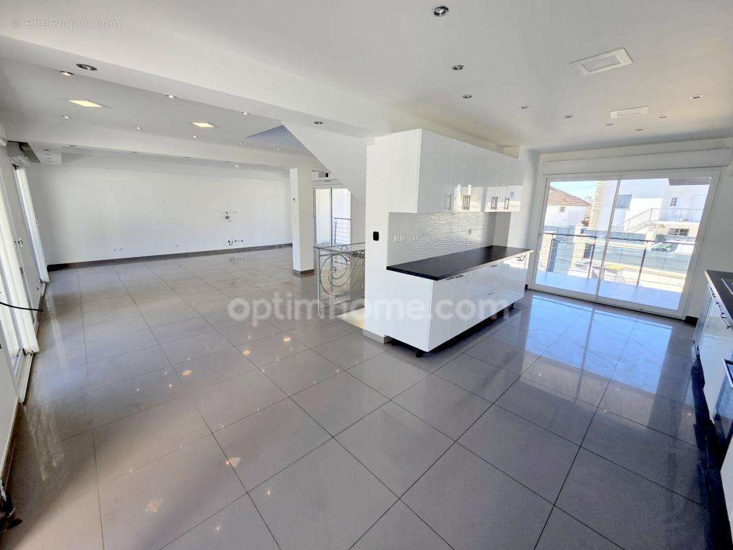 Sarcelles Village - Maison Contemporaine d'Exception - 204 m2 - 9 pièces / 5 Chambres - Prestations Haut de Gamme - Piscine et G - photo 3