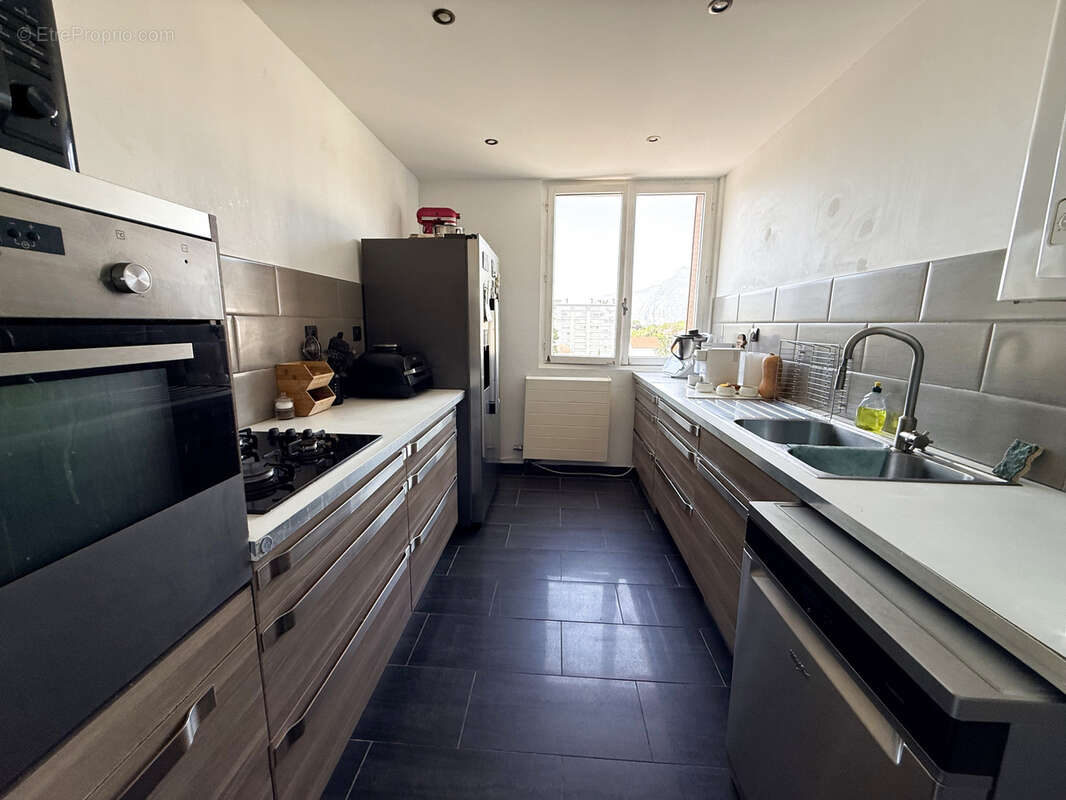 HIDRI IMMO PLUS vous propose en Exclusivité un appartement T4 avec balcon, cave et parking fermé à Fontaine - photo 3