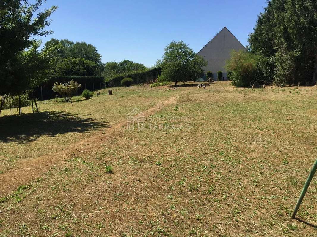 Terrain à SAINT-CHRISTOPHE-A-BERRY