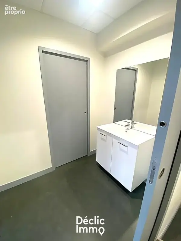 Bureaux haut de gamme 71 m² + cave - hyper centre La Roche-sur-Yon  Parkings privés + ascenseur - photo 6