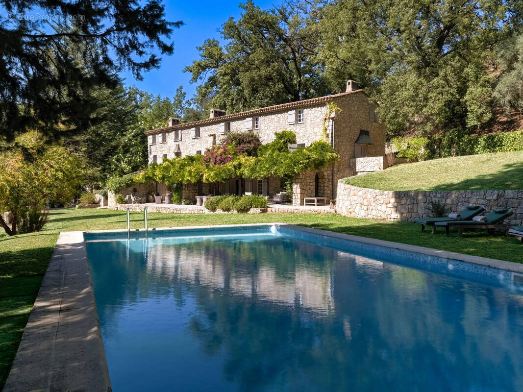 Maison à CHATEAUNEUF-GRASSE