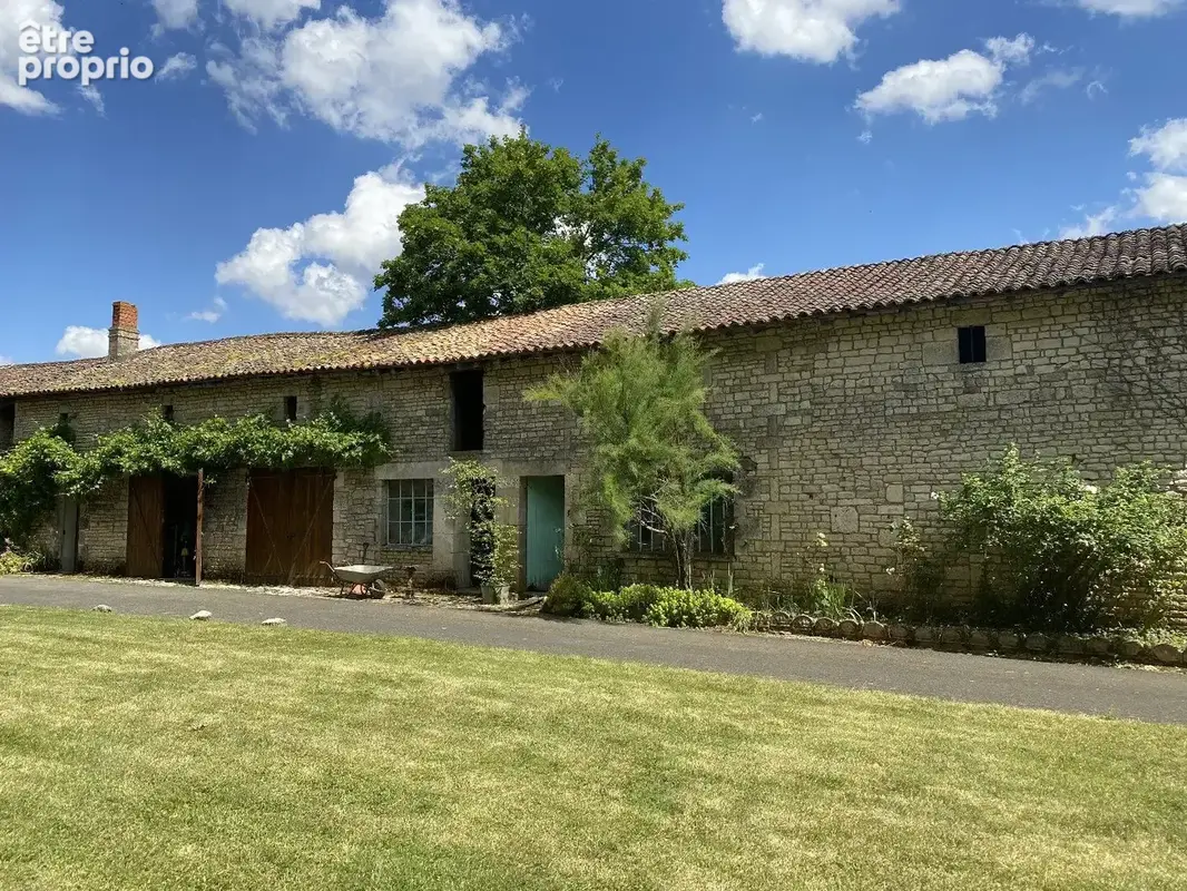 Château avec piscine chauffée,  vastes dépendances, possibilité chambres d'hôtes - photo 3