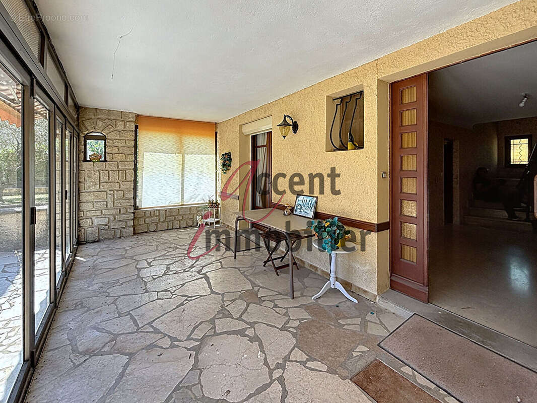 Grande maison familiale de 280 m² avec piscine sur 3 000 m² de terrain - photo 7