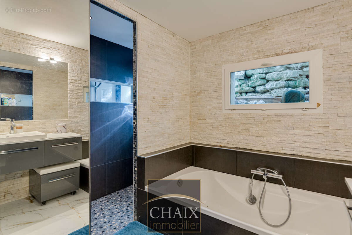 Belle contemporaine avec vue mer - appartement indépendant- piscine - garage - photo 16