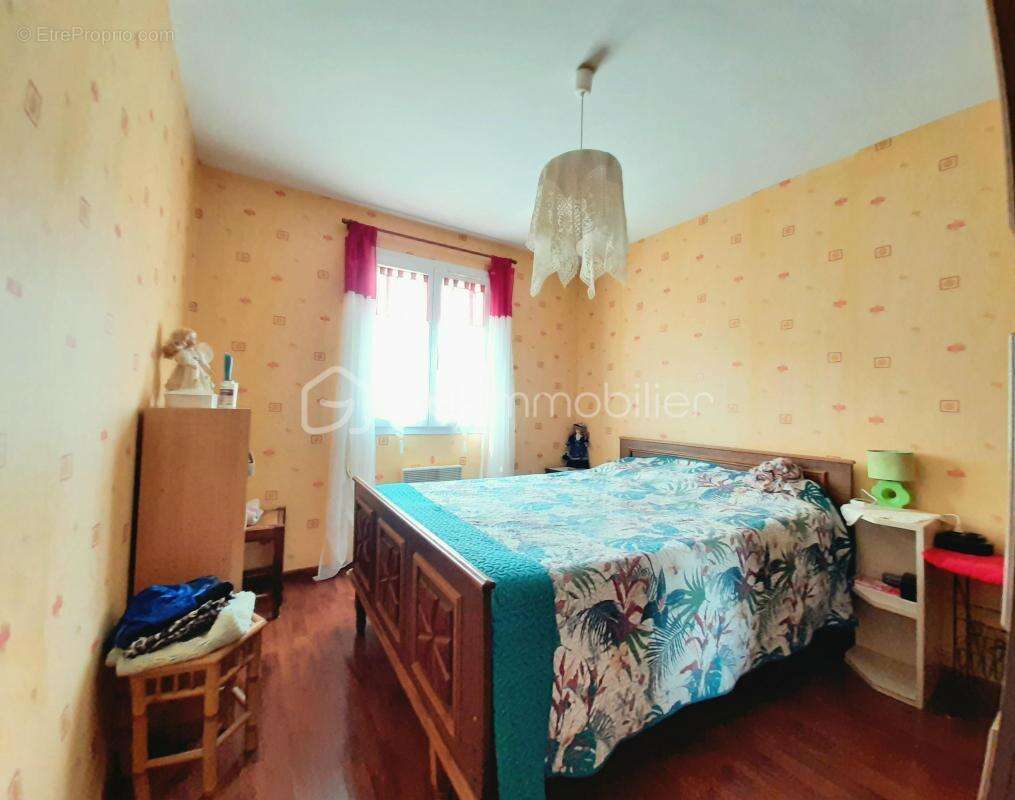 Maison à SAINT-LAURENT-SUR-GORRE