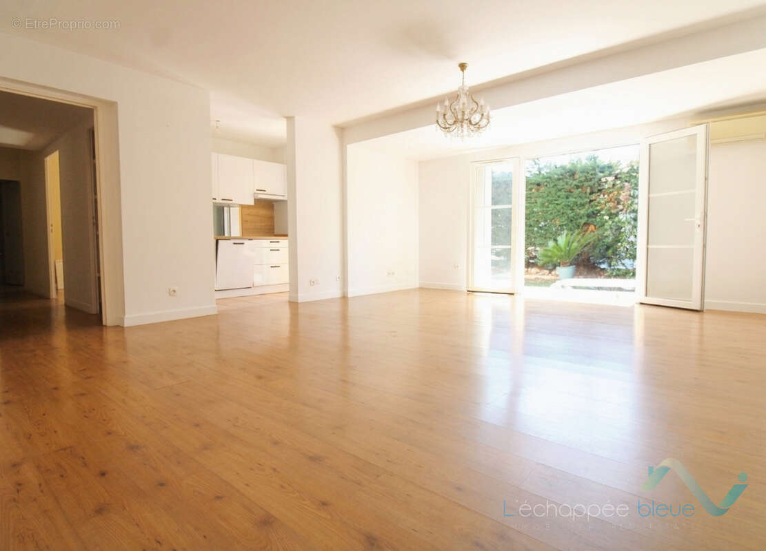 Vente appartement/maison T3 avec jardin  à Cogolin - photo 2