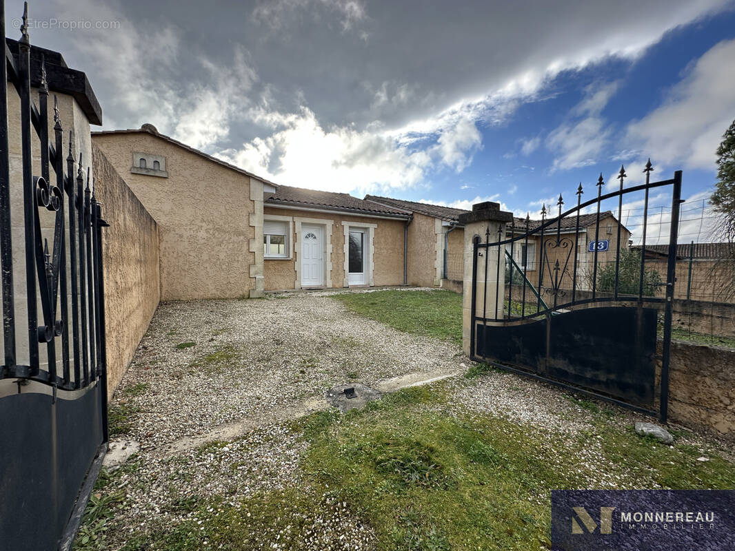 Maison à BARBEZIEUX-SAINT-HILAIRE