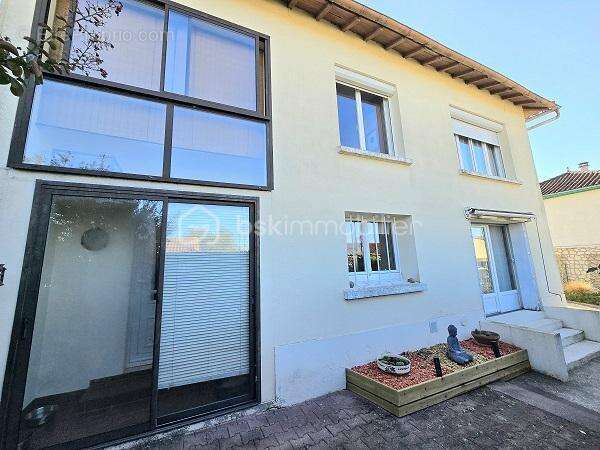 Maison de 120 m2 avec 4 chambres, 2 salles d'eau, une piscine sur un terrain de 828 m2 !!! - photo 7