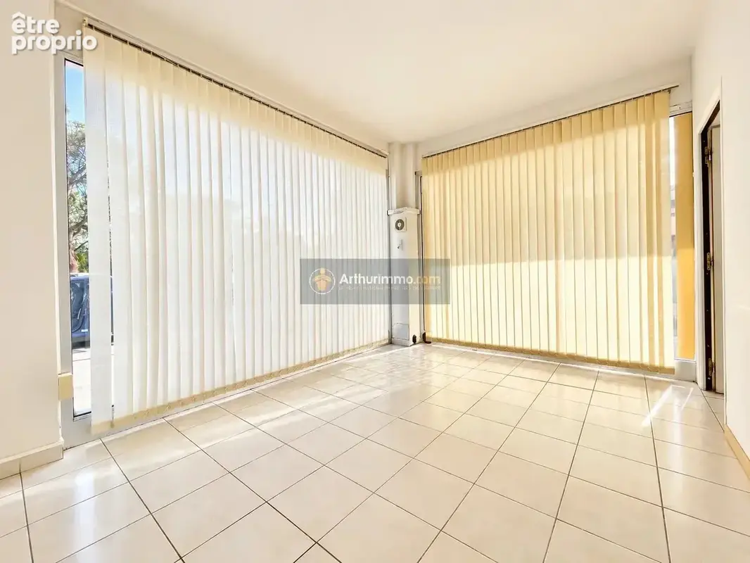 EXCLUSIVITE - Murs commerciaux Saint-Aygulf centre - deux parkings - photo 4