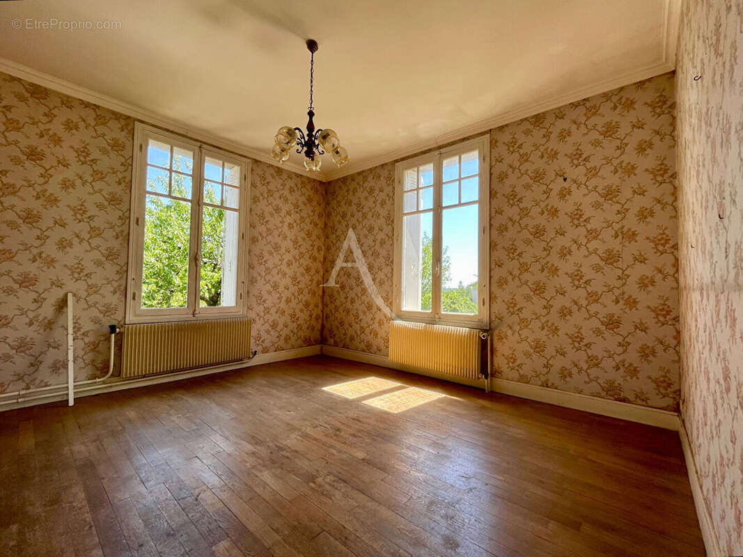 Maison à LA CHAUSSEE-SAINT-VICTOR