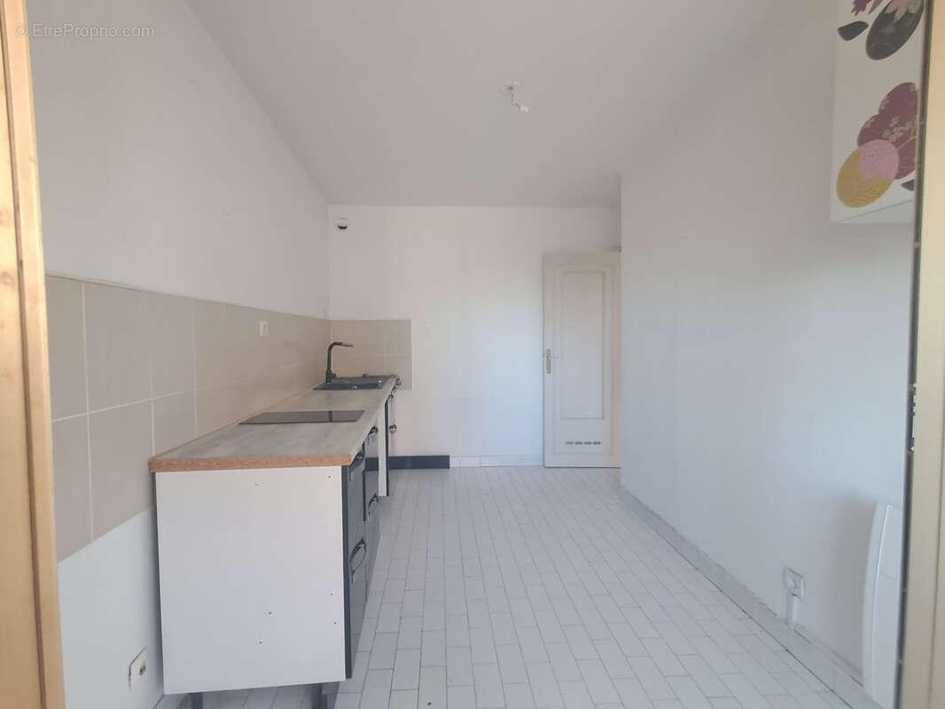 T3 lumineux de 66m2 avec balcon et loggia à Vendre à Salon-de-Provence à deux pas du Centre Ville - photo 9