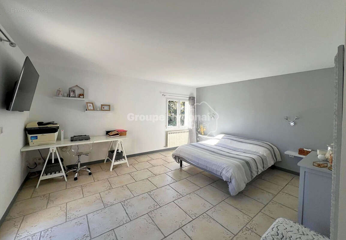 Maison à ENTRAIGUES-SUR-LA-SORGUE