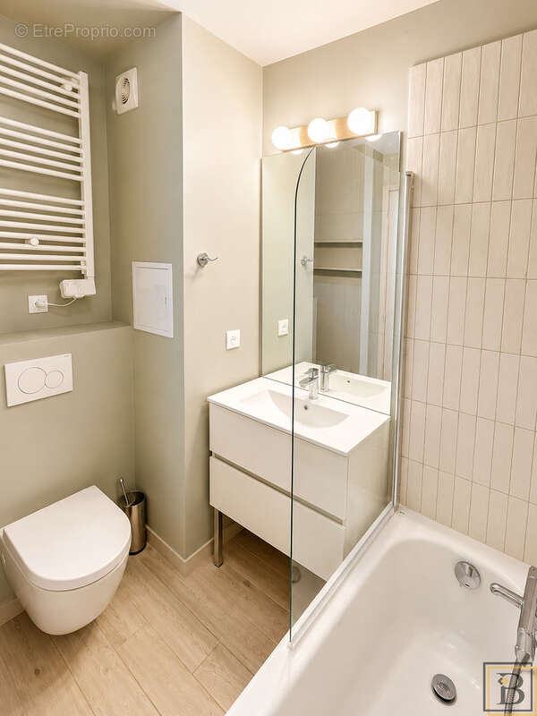 Vue mer pour ce 3 pièces avec terrasse et parking. Idéal investissement locatif à Cannes. - photo 8