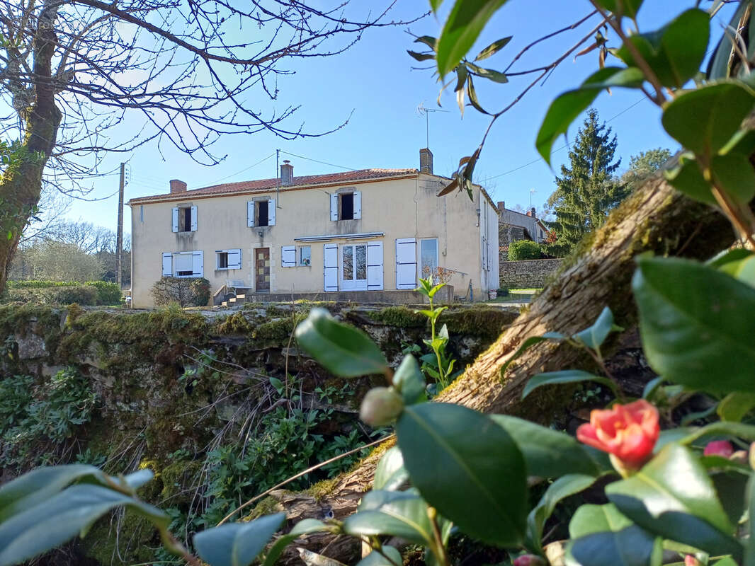 Maison à LA CHAIZE-LE-VICOMTE